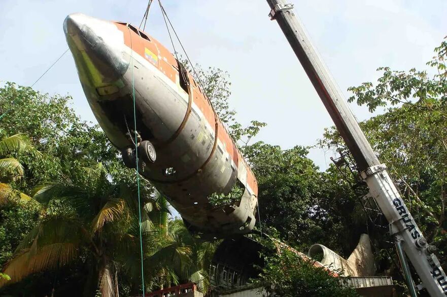 Botul unui Boeing 727 montat de o macara pe 3 piedestaluri de beton. (Prin amabilitatea Costa Verde)