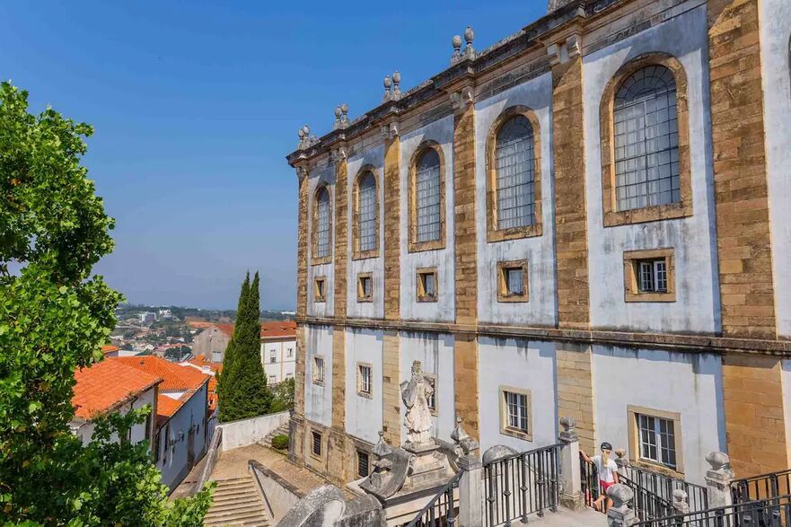 O vedere exterioară a Bibliotecii Joanina, care arată nivelurile inferioare. (rui vale sousa/Shutterstock)