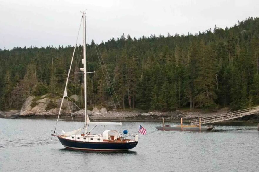 Un iaht navighează în apropiere de Duck Harbor, Maine. (HopsonRoad/CC BY 4.0)