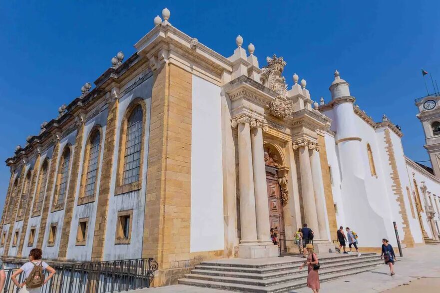 Intrarea principală a Bibliotecii Joanina din piaţa Palatului Şcolilor de la Universitatea din Coimbra, Portugalia. (rui vale sousa/Shutterstock)