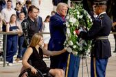 Fostul preşedinte Donald Trump depune o coroană de flori, în timpul unei ceremonii la Mormântul Soldatului Necunoscut din Arlington, Virginia, pe 26 august. (Anna Moneymaker/Getty Images)