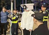 În Shanghai, un chinez, sub pretextul sărbătorii de Halloween, s-a mascat în cameră de luat vederi, ironizând supravegherea exagerată pe care autorităţile comuniste de la Beijing o exercită asupra cetăţenilor (Screenshot - X)