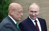 Serghei Karaganov (st), un influent strateg rus al Kremlinului, şi Vladimir Putin (X - Screenshot)