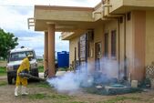 Un bărbat dezinfectează un centru rural de izolare unde pacienţii sunt trataţi pentru holeră în Wad Al-Hilu în statul Kassala din estul Sudanului, pe 17 august 2024. (AFP via Getty Images)