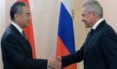 Ministrul chinez de externe Wang Yi (st) şi Secretarul Consiliului de Securitate al Rusiei, Serghei Şoigu (Getty Images)