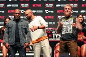 Mike Tyson, Nakisa Bidarian şi Jake Paul participă la conferinţa de presă pentru LIVE on Netflix: Jake Paul vs. Mike Tyson la Toyota Music Factory în Dallas, Texas, 13 noiembrie 2024. (Brett Carlsen/Getty Images pentru Netflix © 2024)