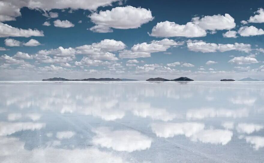 Salar de Uyuni din Bolivia se transformă într-o reflexie vastă a cerului. (Shutterstock/Josy Seco)