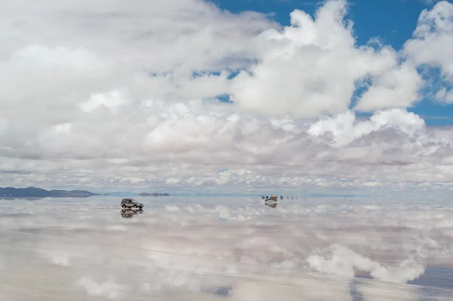 O simetrie reflectorizantă apare miraculos pe Salar de Uyuni deoarece un strat de precipitaţii amplifică reflexia. (Shutterstock/diegucha)