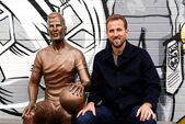 Harry Kane pozează în timpul dezvelirii unei statui a sa la Centrul Peter May din Londra pe 18 noiembrie 2024. (Zac Goodwin/PA via AP)