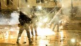 Poliţia din Tbilisi, Georgia, a tras cu gaze lacrimogene şi tunuri cu apă împotriva zecilor de mii de manifestanţi pro-europeni care protestează de patru zile în capitala georgiană, 2 decembrie 2024. (Getty Images)