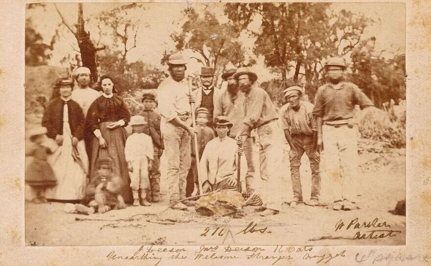 Un grup de mineri pozează cu Richard Oates şi John Deason - care au găsit pepita Welcome Stranger în Victoria, Australia, în februarie 1905 - şi soţiile lor. (Domeniu public)