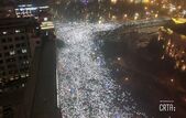 Zeci de mii de protestatari antiguvernamentali din Belgrad au păstrat vineri tăcerea timp de 15 minute în faţa clădirii televiziunii de stat RTS, serbia, 17 ianuarie 2024 (X - screenshot)