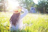 Fată în natură (Pixabay.com)