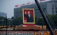 Paradă purtând bannerul dictatorului chinez Xi Jinping (Kevin Frayer/Getty Images)