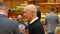 Mugur Mihăescu în plenul Camerei Deputaţilor