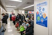 Oameni purtând măşti aşteaptă într-o zonă ambulatorie a departamentului respirator al unui spital din Beijing, 8 ianuarie 2025. (Jade Gao/AFP via Getty Images)