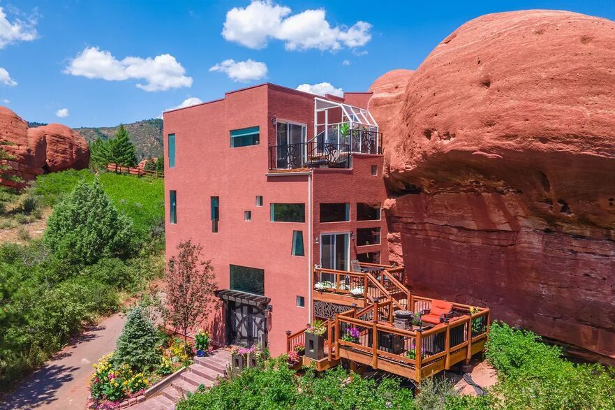 Casa este aşezată lângă o stâncă roşie gigantică în zona rurală din Colorado. (SWNS)