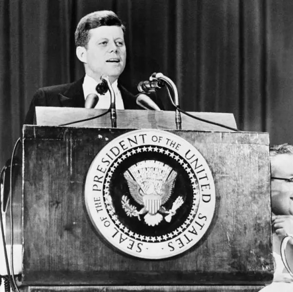 Fotografie de arhivă a fostului preşedinte John F. Kennedy în timpul unui discurs la invitaţia Asociaţiei preşedinţilor ziarelor americane la hotelul Waldorf Astoria din New York, 27 aprilie 1961. (Getty Images)