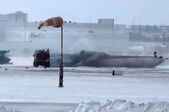 Un avion Delta Air Lines s-a răsturnat cu roţile în sus în timp ce ateriza în condiţii de iarnă luni pe Aeroportul Internaţional Pearson din Toronto, 17 februarie 2025 (X - screenshot)