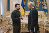 Volodimir Zelenski (st) şi Keith Kellogg (Andrew Kravchenko/Bloomberg via Getty Images)