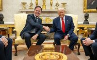Şeful NATO, Mark Rutte (st) şi preşedintele SUA Donald Trump, la Casa Albă, 13 martie 2025 (X- White House)
