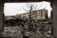 Urmările unui atac rusesc pe scară largă asupra unui complex rezidenţial din Dobropillia, Ucraina (Paula Bronstein/Getty Images)