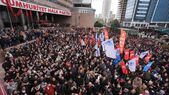 Proteste împotriva mandatului de detenţie al primarului municipalităţii metropolitane din Istanbul (IBB) Ekrem Imamoglu, al primarului din Beylikduzu Murat Calik şi al primarului din Sisli Resul Emrah Sahan, la sediul CHP din Ankara, Turcia, pe 19 martie 2025. (Evrim Aydin / Anadolu / Getty Images)