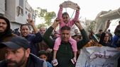 Proteste în Gaza, pe bannere scrie "Vrem să trăim. Destule omoruri şi distrugere" (AFP/Getty Images)