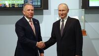 Steve Witkoff (st) şi Vladimir Putin la Sankt Petersburg, Rusia (Getty Images)