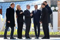 Donald Tusk, prima doamnă Olena Zelenska, prim-ministrul britanic Keir Starmer, preşedintele Franţei, Emmanuel Macron, preşedintele Ucrainei, Volodimir Zelensky, şi cancelarul german Friedrich Merz vizitează Piaţa Independenţei (Maidan Nezalezhnosti) din Kiev, pe 10 mai 2025, înaintea unei reuniuni a liderilor europeni în capitala Ucrainei (Ludovic Marin/POOL/AFP via Getty Images)