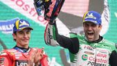 Pilotul francez Johann Zarco, după câştigarea Marelui Premiu al Franţei (MotoGP), alături de pilotul spaniol Marc Marquez