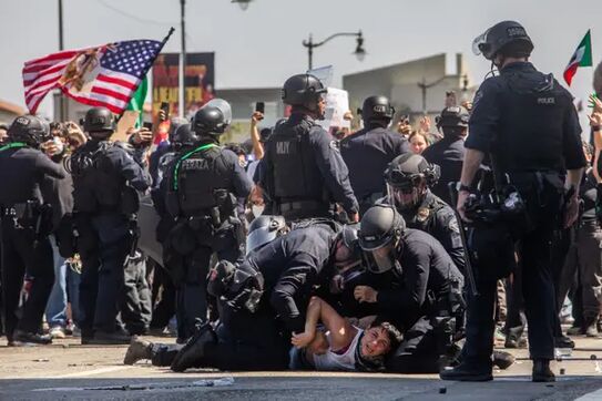 Trupe ale Gărzii Naţionale din California, desfăşurate pe străzile din Los Angeles, 8 iunie 2025 (Getty Images)