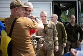 Primul grup de militari eliberaţi cu vârsta sub 25 de ani s-a întors în Ucraina din Rusia, 9 iunie 2025 (Facebook - Volodimir Zelenski)
