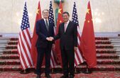 Secretarul Trezoreriei SUA, Scott Bessent, dând mâna cu vicepremierul chinez He Lifeng, la Londra, 9 iunie 2025 (Getty Images)