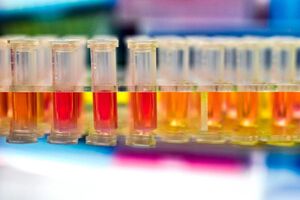 Mostre prelevate de la persoane care urmează să fie testate pentru noul coronavirus într-un laborator din Wuhan, China. (Getty Images)