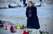 Ambasadoarea SUA în Rusia, Lynne Tracy, depunând flori la Piatra Solovetsky din Moscova, în memoria lui Alexei Navalnîi. (X - screenshot)
