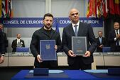 Volodimir Zelenski (st) şi Secretarul General al Consiliului Europei, Alain , au semnat acordul privind instituirea Tribunalului special pentru infracţiunea de agresiune împotriva Ucrainei, 25 iunie 2025
  (Facebook - Volodimir Zelenski)