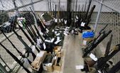 Numeroase arme de foc au fost confiscate de către poliţişti în timpul percheziţiilor efectuate în ianuarie 2024. (Poliţia Regală Canadiană Călare)