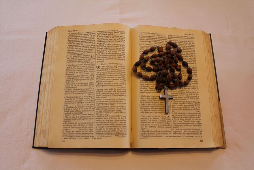 Biblia si rozariul lui Martin Benedict gasite de Securitate la perchezitii