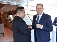 Dictatorul nord-coreean Kim Jong Un (st) şi ministrul rus de externe Serghei Lavrov (X - screenshot)
