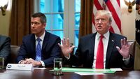 Sean Duffy (st) şi preşedintele SUA Donald Trump (Getty Images)