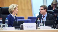 Şefa Comisiei Europene, Ursula von der Leyen (st) şi Bjoern Seibert, considerat cel mai influent om din culisele Bruxelles-ului. (European Union)