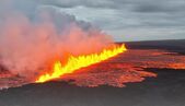 Erupţie a craterului Sundhnúksgígar sud-est de Litla‑Skógfell ]n Peninsula Reykjanes lângă Grindavík (Captura Youtube AafarTV)