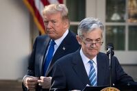 Preşedintele Donald Trump priveşte cum Jerome Powell, pe atunci candidatul său la funcţia de preşedinte al Rezervei Federale, urcă pe podiumul de la Casa Albă, pe 2 noiembrie 2017. (Getty Images)