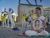 Practicanţi Falun Dafa (sau Falun Gong) la un eveniment de informare a publicului despre genocidul împotriva mişcării care are loc în China. (Epoch Times România)