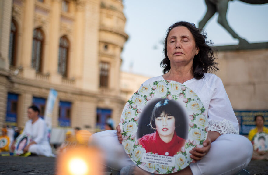 Practicanţi Falun Dafa (sau Falun Gong) la un eveniment de informare a publicului despre genocidul împotriva mişcării care are loc în China. (Epoch Times România)