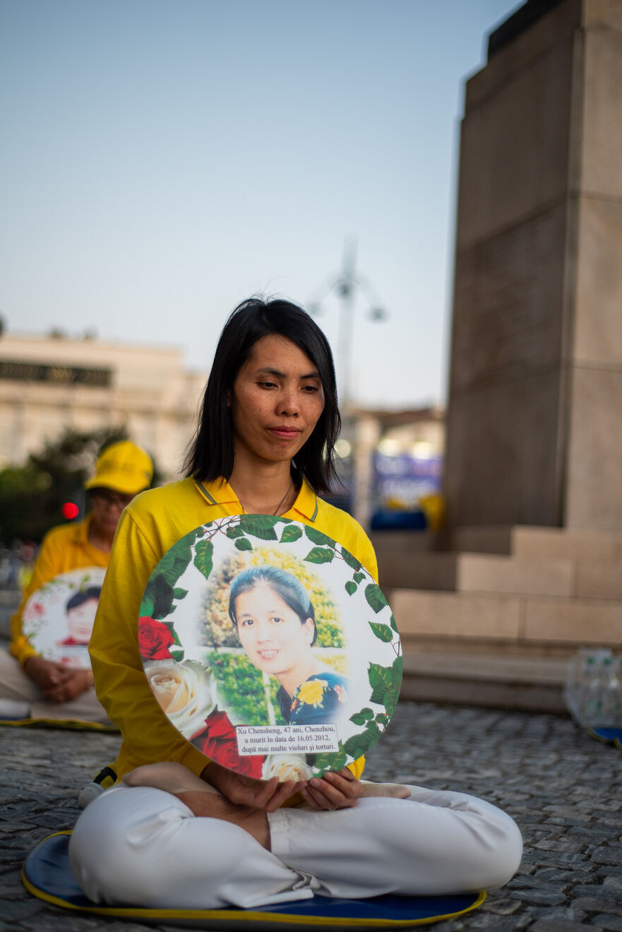 Practicanţi Falun Dafa (sau Falun Gong) la un eveniment de informare a publicului despre genocidul împotriva mişcării care are loc în China. (Epoch Times România)