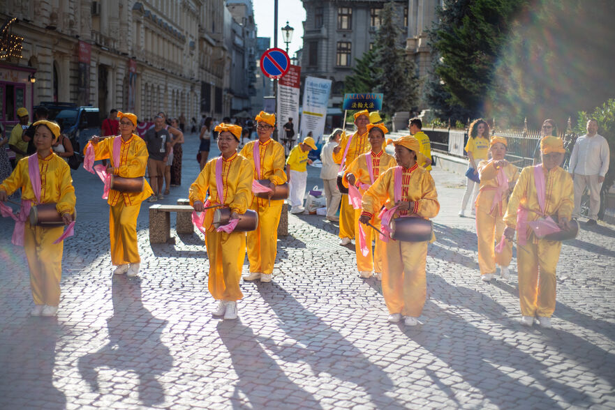Practicanţi Falun Dafa (sau Falun Gong) la un eveniment de informare a publicului despre genocidul împotriva mişcării care are loc în China. (Epoch Times România)