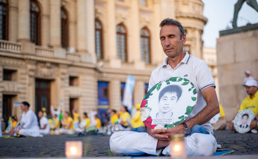 Practicanţi Falun Dafa (sau Falun Gong) la un eveniment de informare a publicului despre genocidul împotriva mişcării care are loc în China. (Epoch Times România)