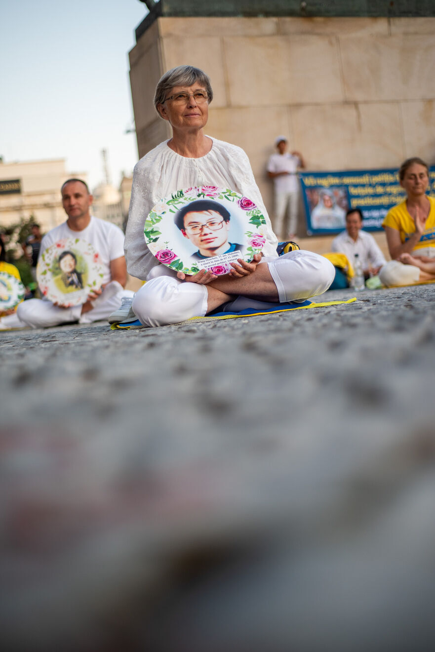 Practicanţi Falun Dafa (sau Falun Gong) la un eveniment de informare a publicului despre genocidul împotriva mişcării care are loc în China. (Epoch Times România)